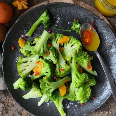 Brokolicový salát s chilli zálivkou
